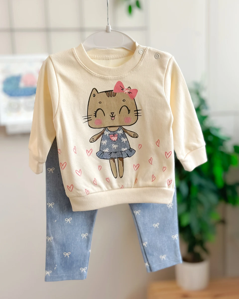 Sevimli pisicik ve minik kalpler baskılı omuzdan çıtçıtlı mevsimlik 2 parça takım