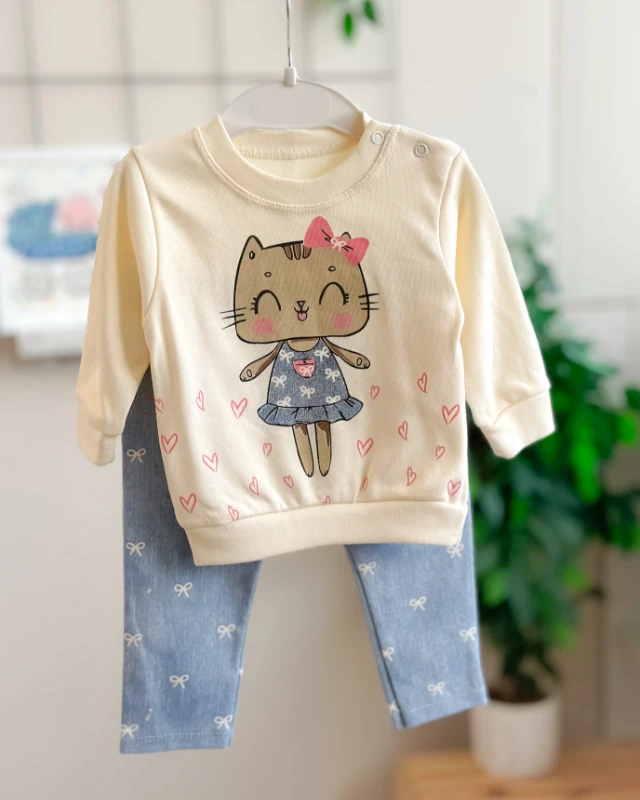 Sevimli pisicik ve minik kalpler baskılı omuzdan çıtçıtlı mevsimlik 2 parça takım