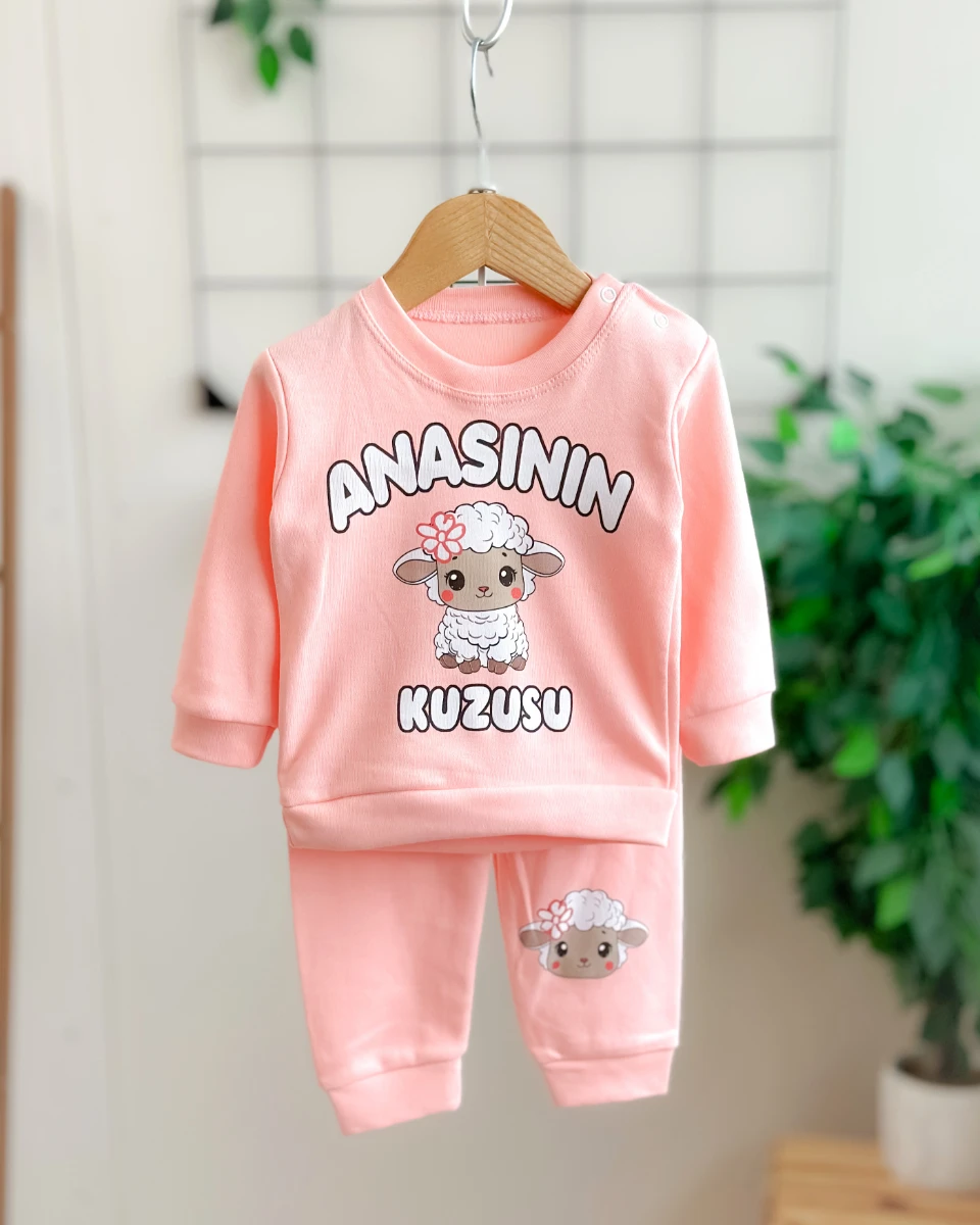 Anasının kuzusu baskılı omuzdan çıtçıtlı mevsimlik 2 parça takım