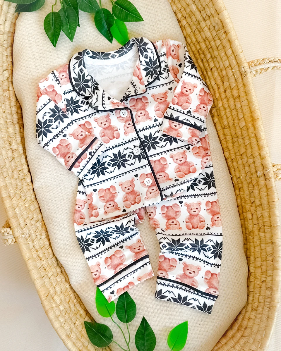 Ayıcık ve kar taneleri baskılı önden düğmeli kenarları biyeli 2 parça pijama takımı