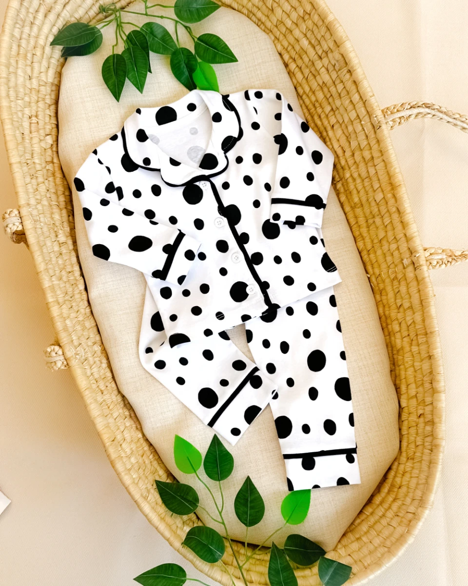 İri siyah benekler baskılı önden düğmeli kenarları biyeli 2 parça pijama takımı