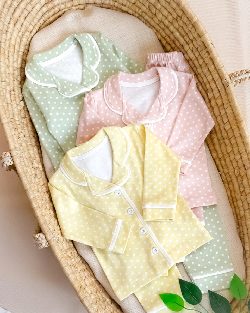 Minik beyaz puantiyeli önden düğmeli kenarları biyeli 2 parça pijama takımı