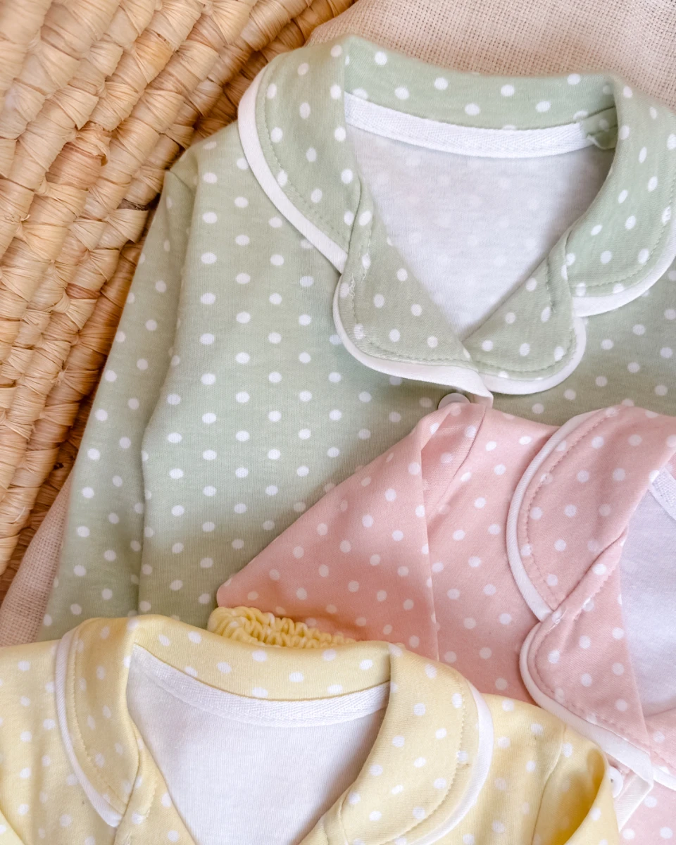 Minik beyaz puantiyeli önden düğmeli kenarları biyeli 2 parça pijama takımı