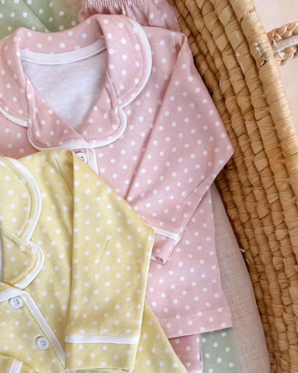 Minik beyaz puantiyeli önden düğmeli kenarları biyeli 2 parça pijama takımı