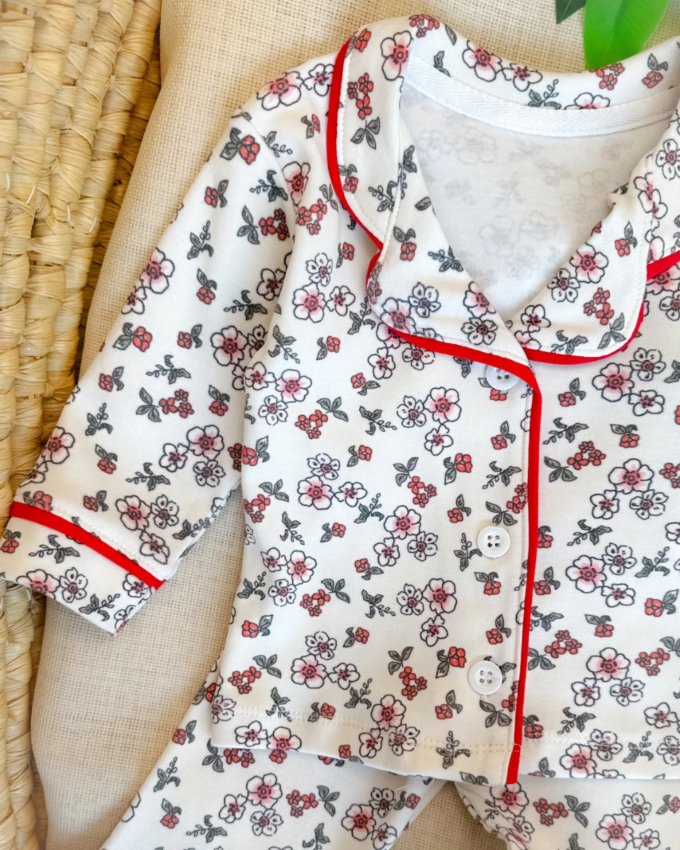 Minik narin çiçekler baskılı önden düğmeli kenarları biyeli 2 parça pijama takımı