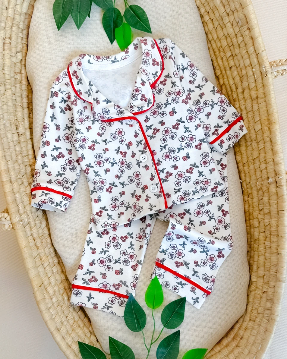 Minik narin çiçekler baskılı önden düğmeli kenarları biyeli 2 parça pijama takımı