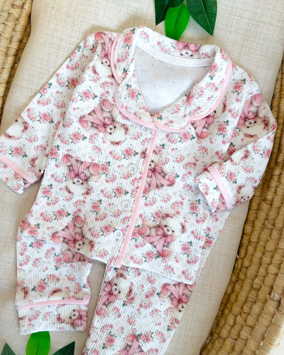Pembe ayıcık ve güller desenli önden düğmeli kenarları biyeli 2 parça pijama takımı