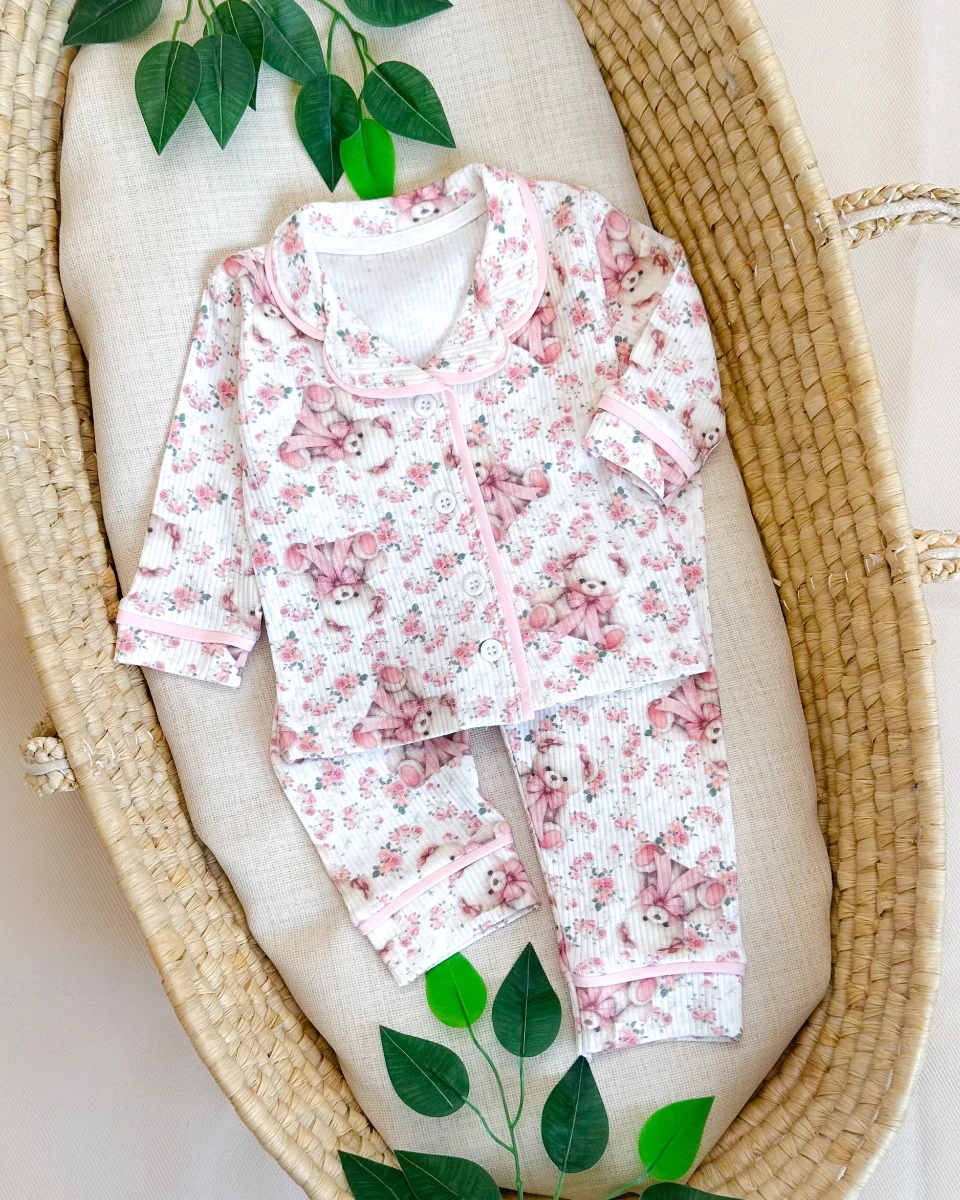 Pembe ayıcık ve güller desenli önden düğmeli kenarları biyeli 2 parça pijama takımı