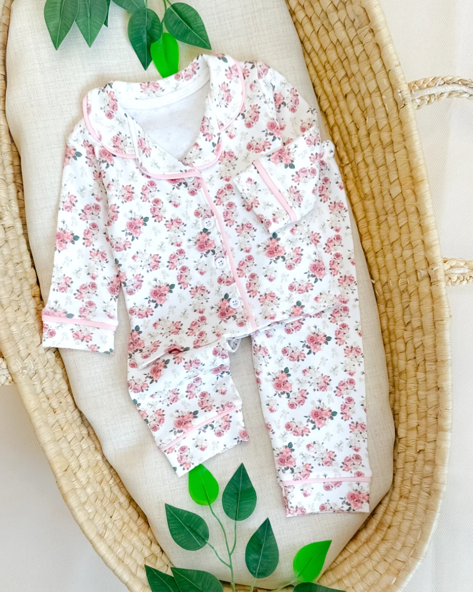 Pembe güller baskılı önden düğmeli kenarları biyeli 2 parça pijama takımı