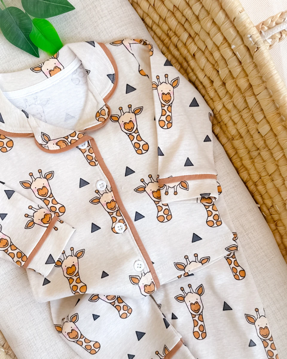 Sevimli zürafa ve üçgen desen baskılı önden düğmeli kenarları biyeli 2 parça pijama takımı