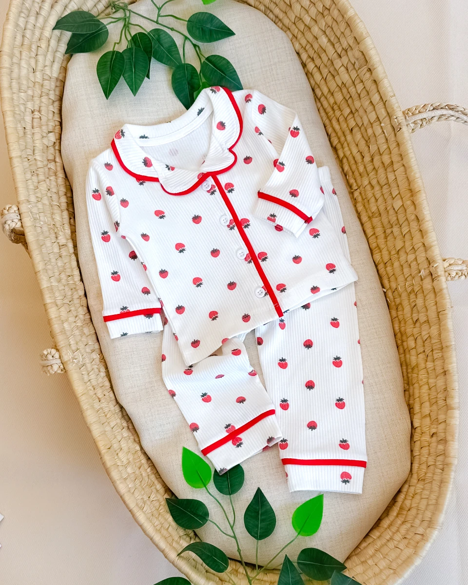 Şirin çilekler baskılı önden düğmeli kenarları biyeli 2 parça pijama takımı