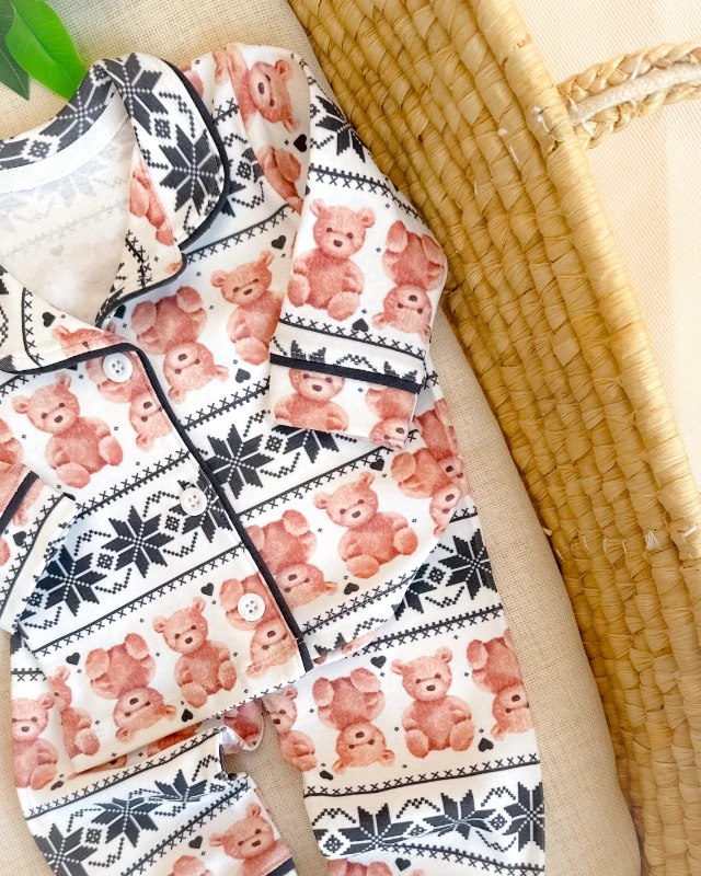 Ayıcık ve kar taneleri baskılı önden düğmeli kenarları biyeli 2 parça pijama takımı