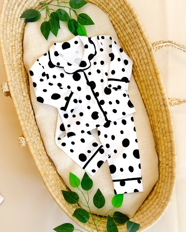 İri siyah benekler baskılı önden düğmeli kenarları biyeli 2 parça pijama takımı