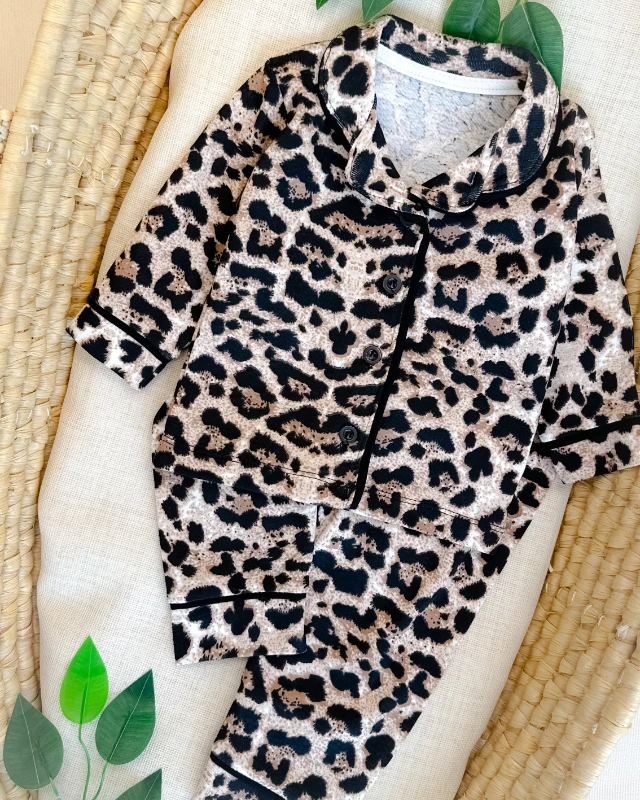 Leopar desenli önden düğmeli kenarları biyeli 2 parça pijama takımı