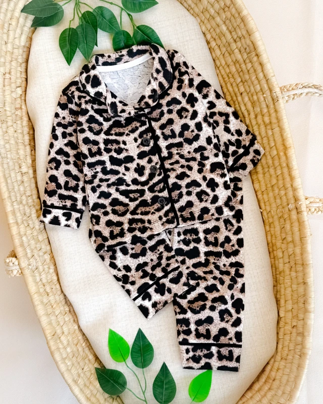 Leopar desenli önden düğmeli kenarları biyeli 2 parça pijama takımı