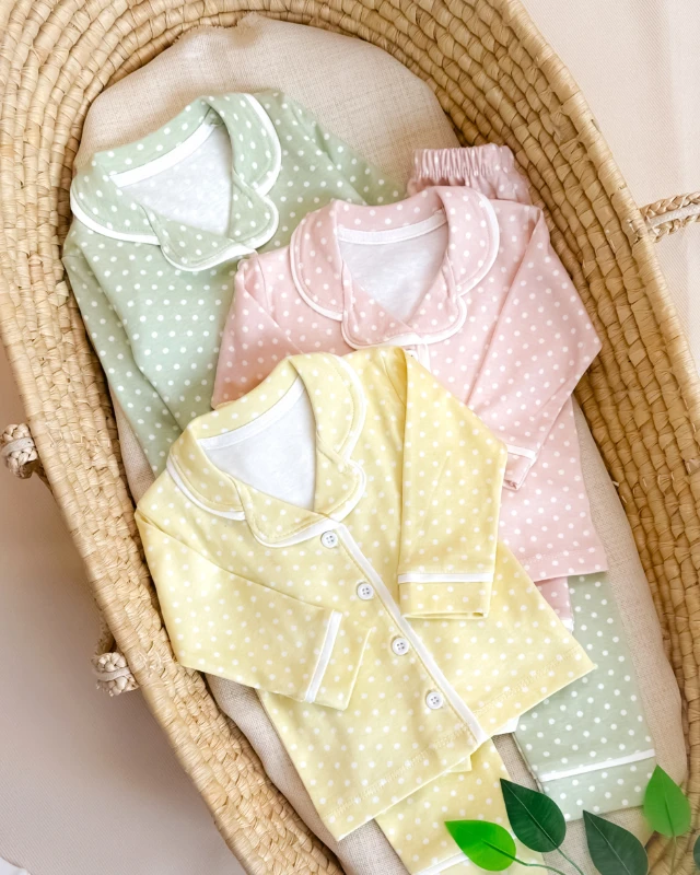 Minik beyaz puantiyeli önden düğmeli kenarları biyeli 2 parça pijama takımı