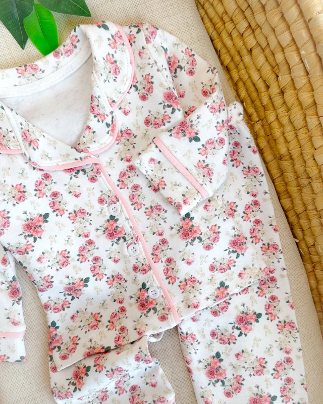 Pembe güller baskılı önden düğmeli kenarları biyeli 2 parça pijama takımı