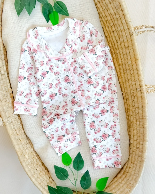 Pembe güller baskılı önden düğmeli kenarları biyeli 2 parça pijama takımı