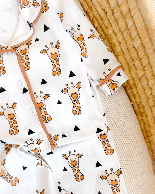Sevimli zürafa ve üçgen desen baskılı önden düğmeli kenarları biyeli 2 parça pijama takımı