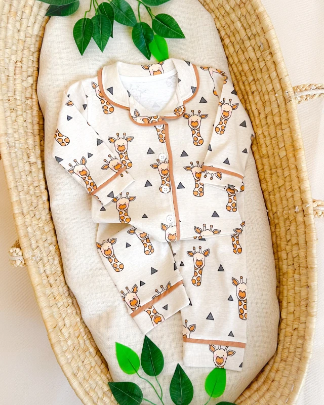 Sevimli zürafa ve üçgen desen baskılı önden düğmeli kenarları biyeli 2 parça pijama takımı