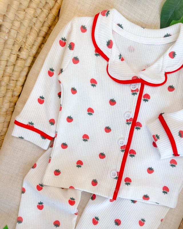 Şirin çilekler baskılı önden düğmeli kenarları biyeli 2 parça pijama takımı