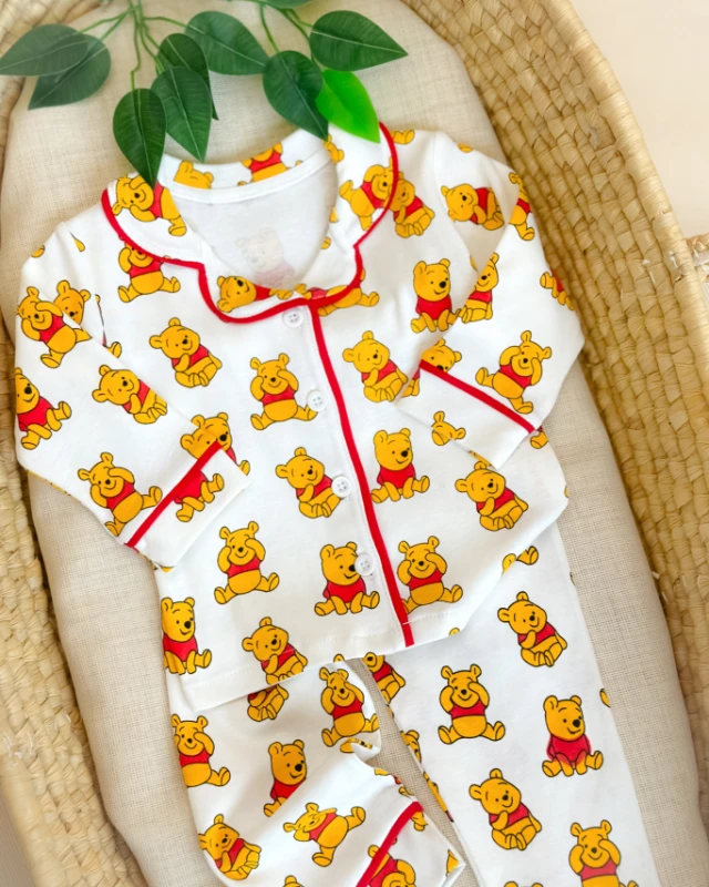 Winnie ayıcık bakılı önden düğmeli kenarları biyeli 2 parça pijama takımı
