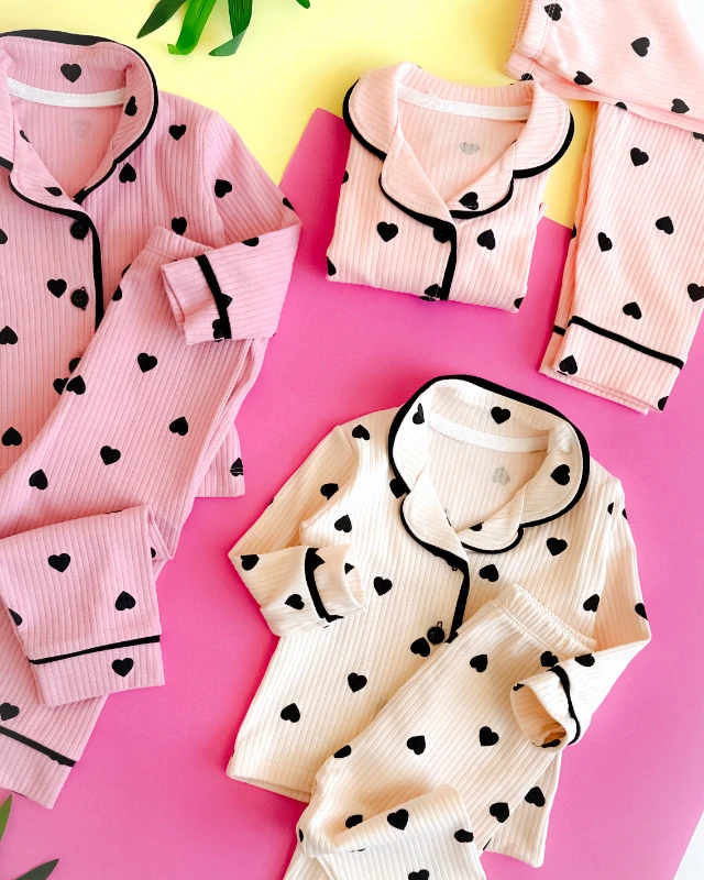 Siyah minik kalpler biye detaylı fitilli mevsimlik kumaş 2 parça pijama takımı 