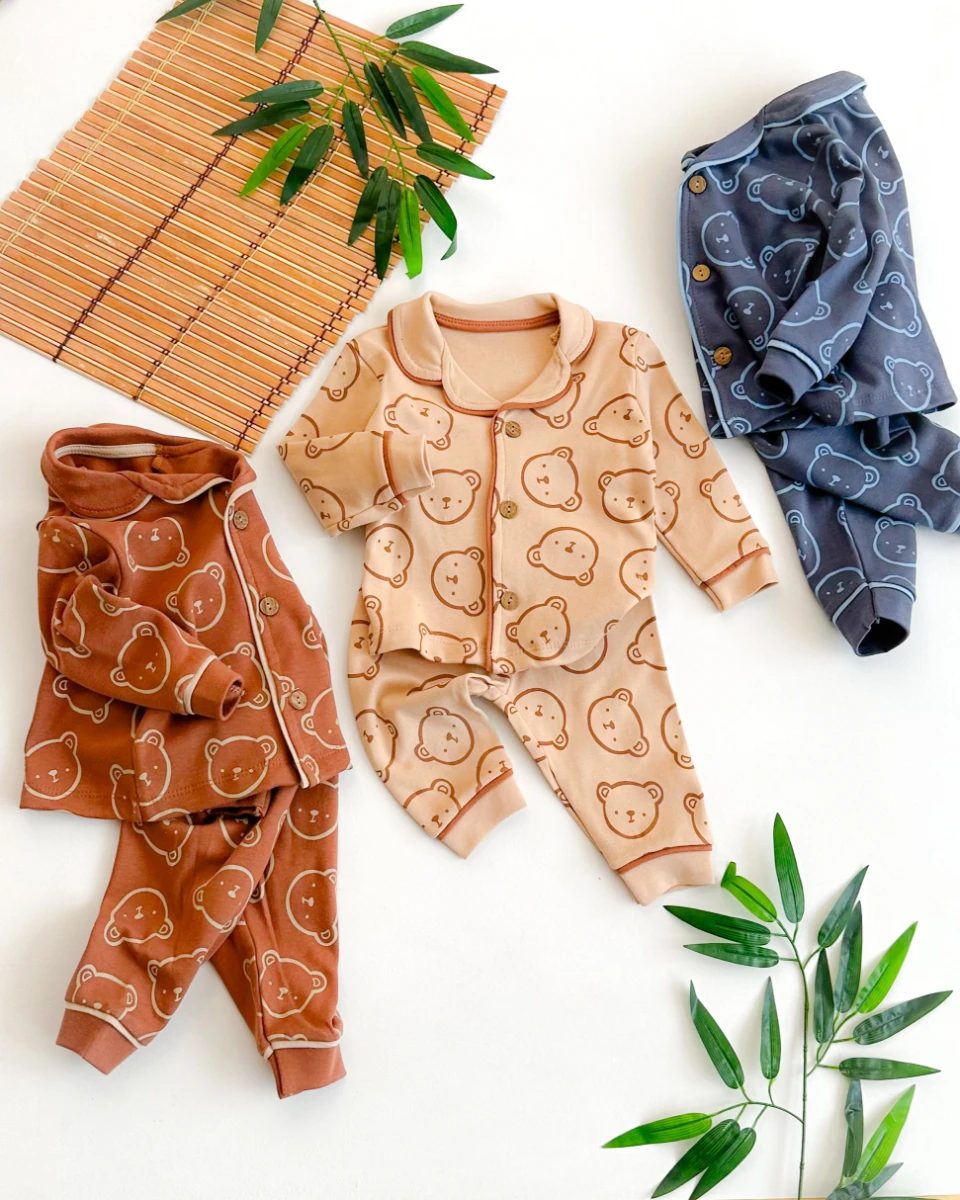 Ayıcık suratlar baskılı kenarları biyeli önden düğmeli mevsimlik 2 parça pijama takımı