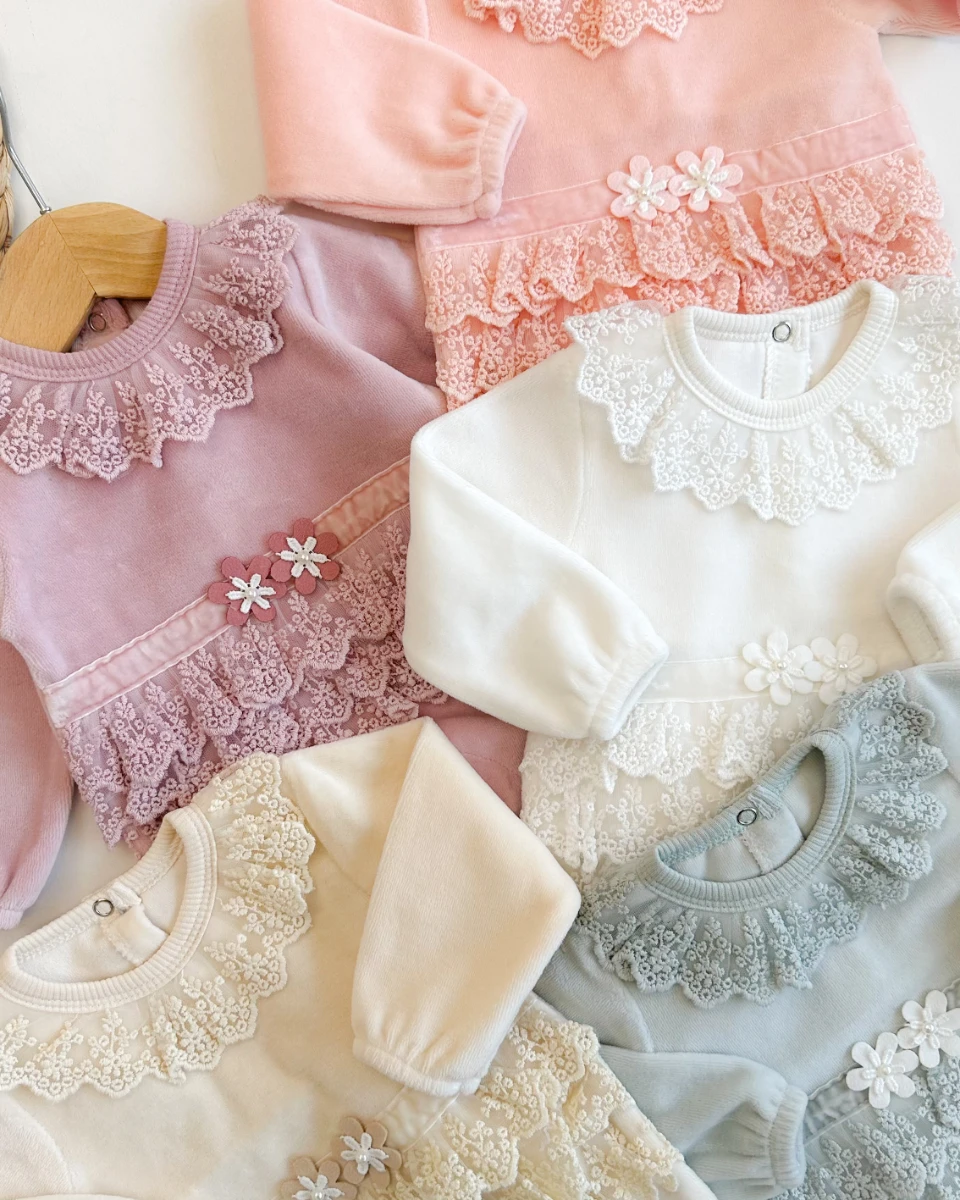 Fırfırlı dantel detaylı alttan ve arkadan çıtçıtlı ayaklı kadife tulum 