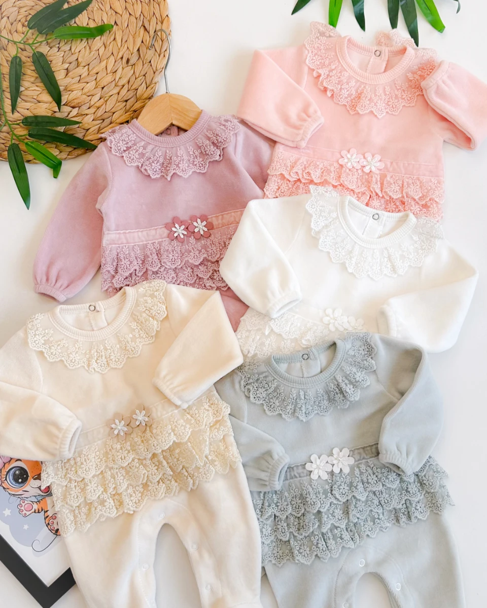 Fırfırlı dantel detaylı alttan ve arkadan çıtçıtlı ayaklı kadife tulum 