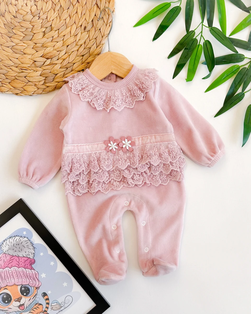 Fırfırlı dantel detaylı alttan ve arkadan çıtçıtlı ayaklı kadife tulum 