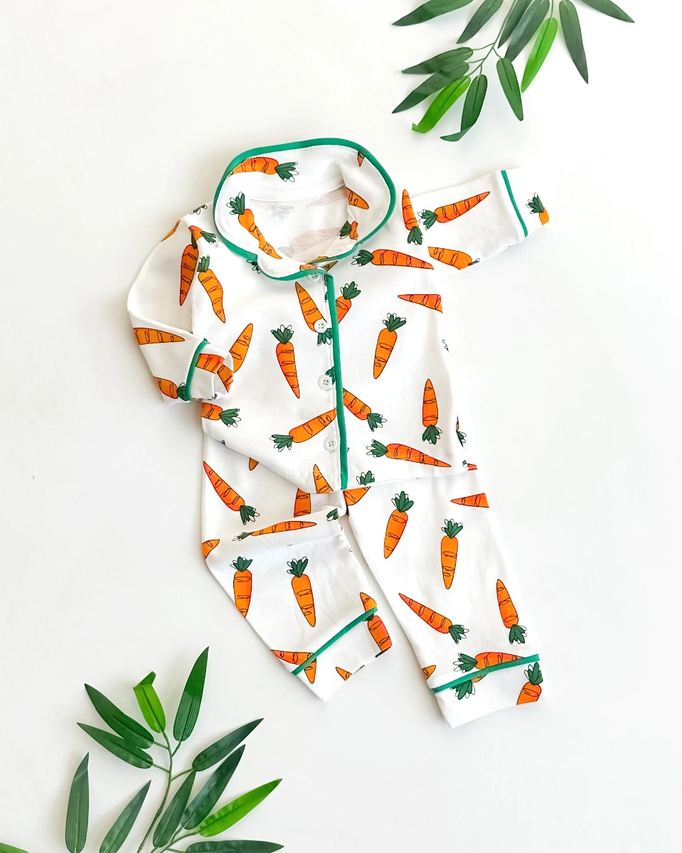 Havuç desenli önden düğmeli kenarları biyeli 2 parça pijama takımı