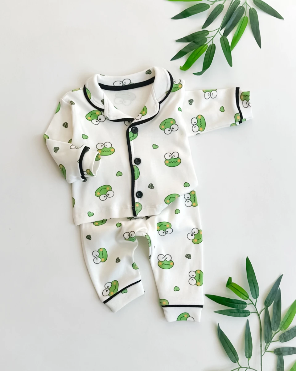 Kurbağa suratlar baskılı önden düğmeli kenarları biyeli 2 parça pijama takımı