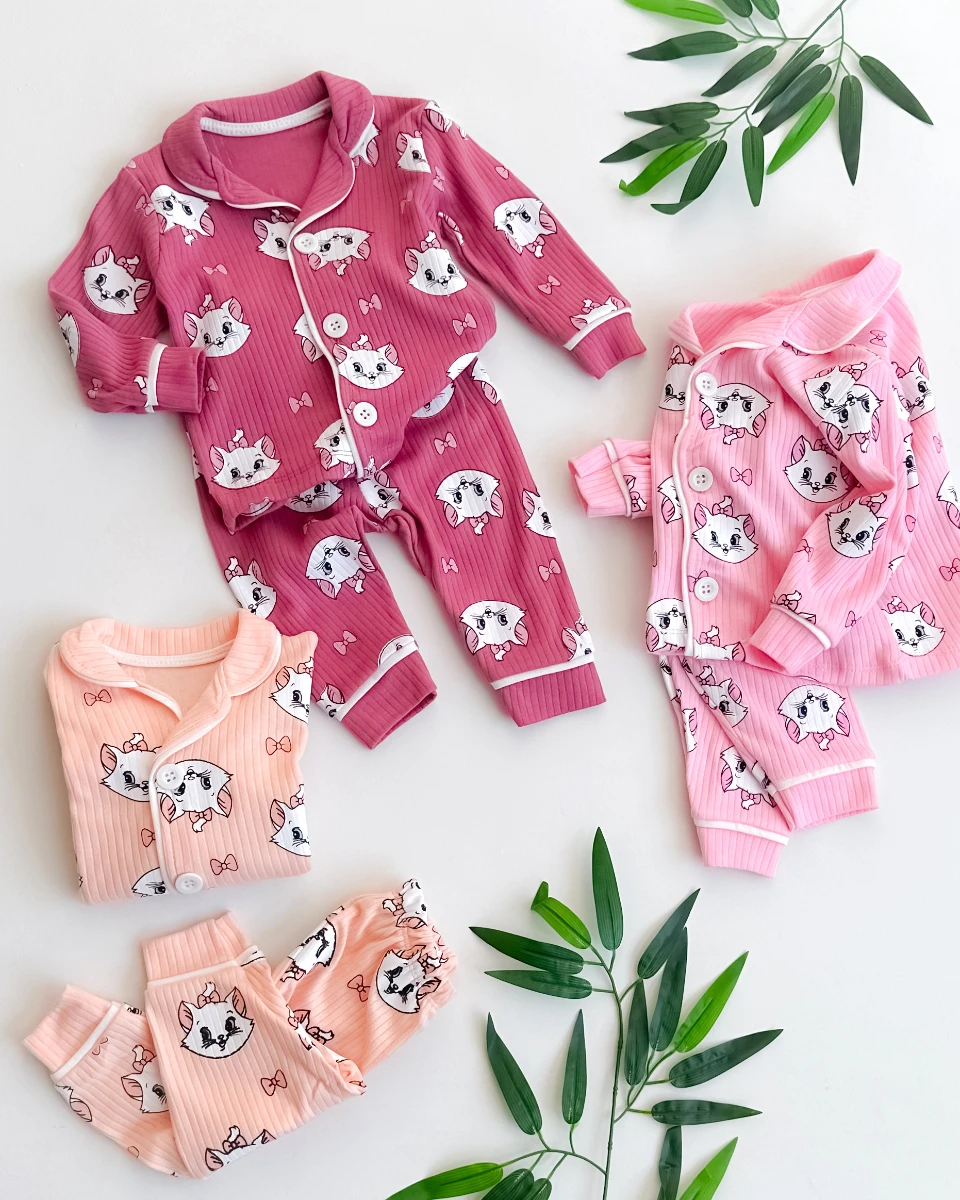 Pisicik suratlar baskılı fitilli kumaş kenarları biyeli önden düğmeli pijama takımı