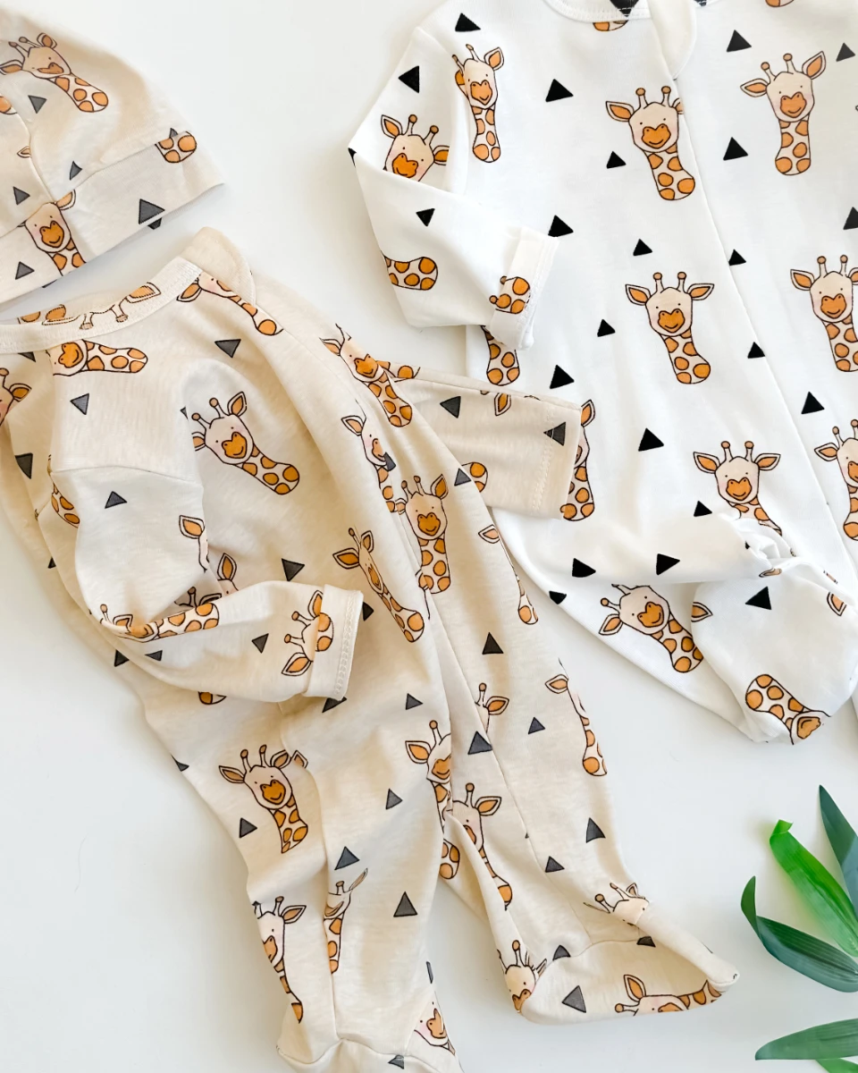 Üçgen ve zürafa desen gizli fermuarlı ayaklı şapkalı mevsimlik tulum set