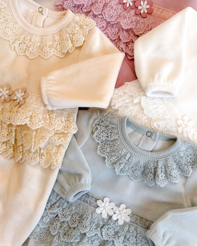 Fırfırlı dantel detaylı alttan ve arkadan çıtçıtlı ayaklı kadife tulum 