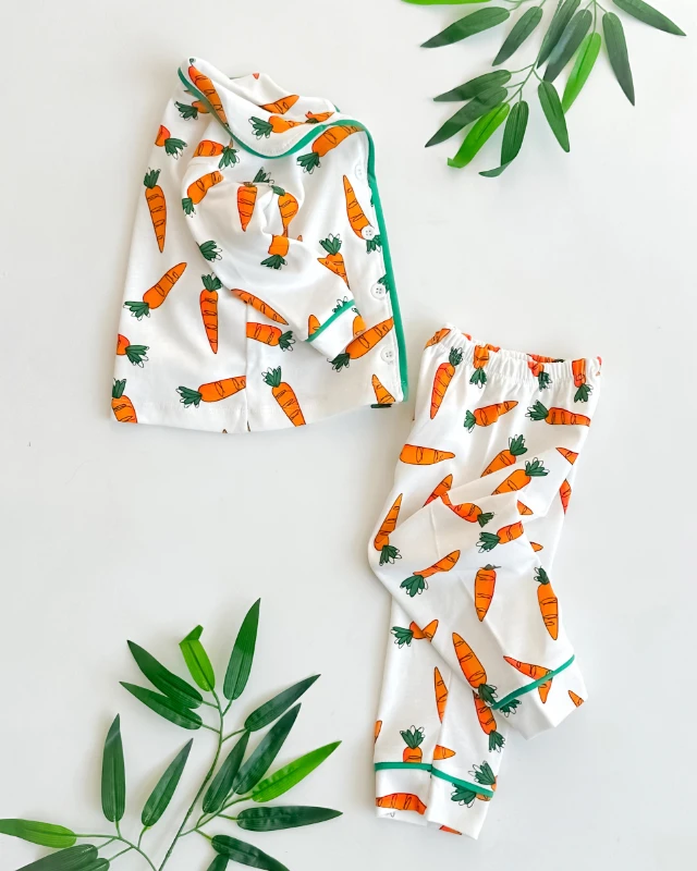 Havuç desenli önden düğmeli kenarları biyeli 2 parça pijama takımı