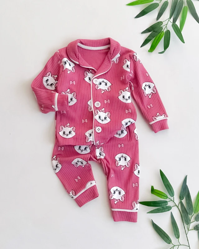 Pisicik suratlar baskılı fitilli kumaş kenarları biyeli önden düğmeli pijama takımı