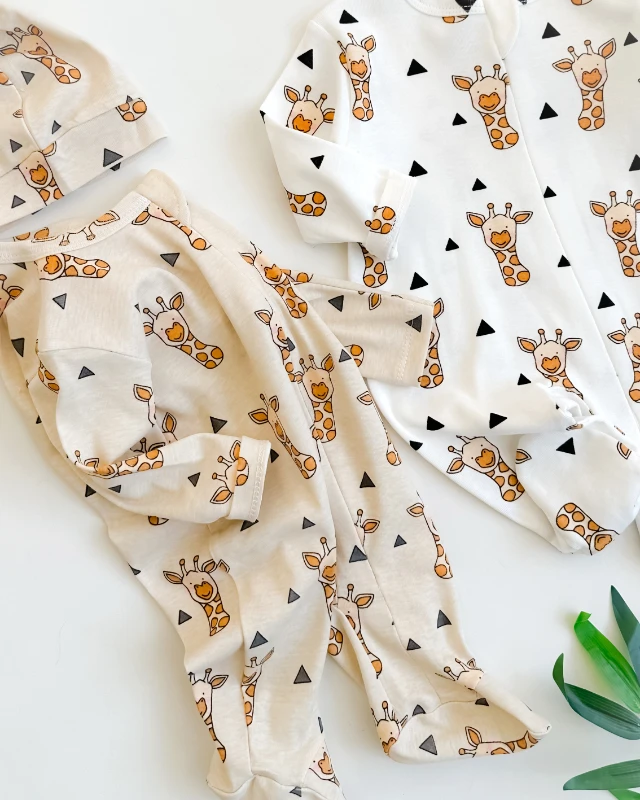 Üçgen ve zürafa desen gizli fermuarlı ayaklı şapkalı mevsimlik tulum set