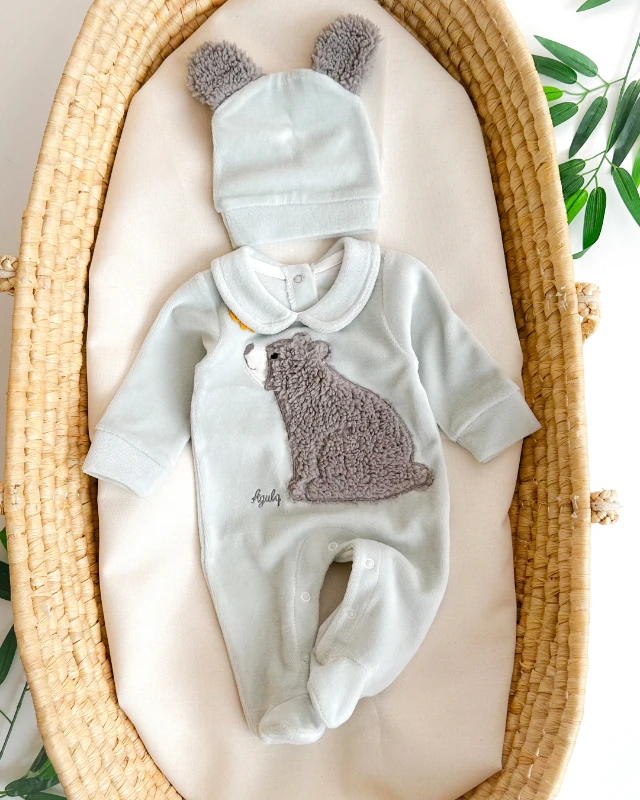 Tüylü boz ayı detaylı alttan ve arkadan çıtçıtlı ayaklı şapkalı kadife 2 parça tulum set