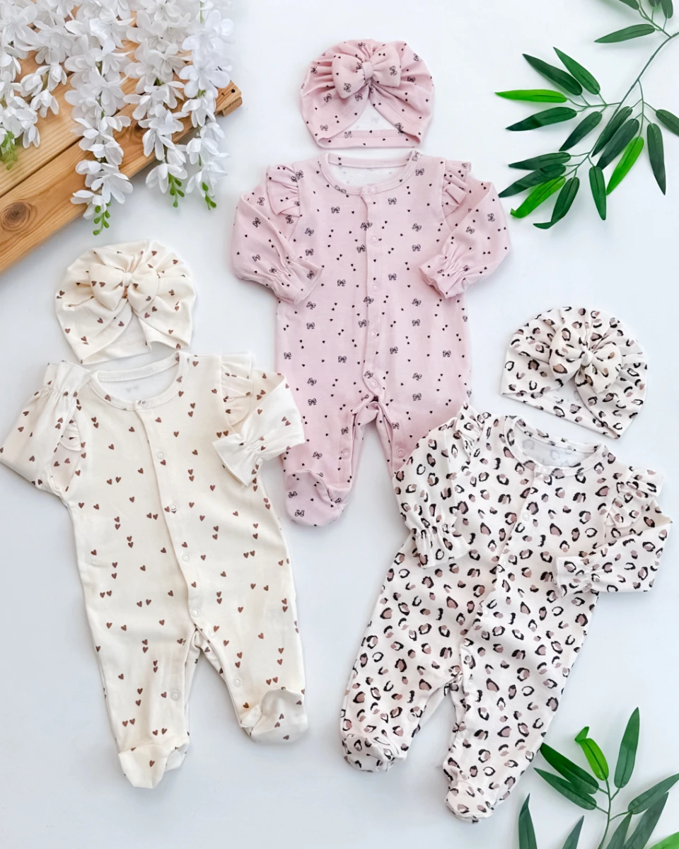 Leopar kalp fiyonk baskılı ayaklı boydan çıtçıtlı şapkalı 3 lü tulum 