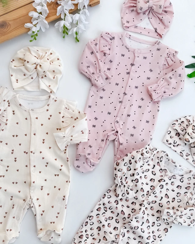 Leopar kalp fiyonk baskılı ayaklı boydan çıtçıtlı şapkalı 3 lü tulum 