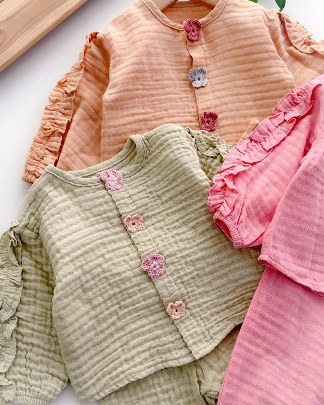 Örgü motif çıtçıtlı kolları fırfırlı mevsimlik muslin 2li takım 