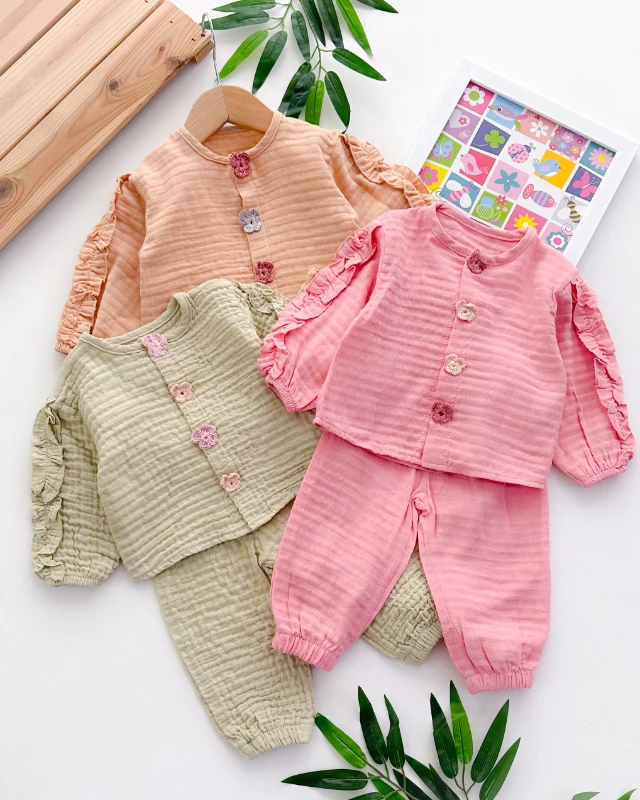 Örgü motif çıtçıtlı kolları fırfırlı mevsimlik muslin 2li takım 