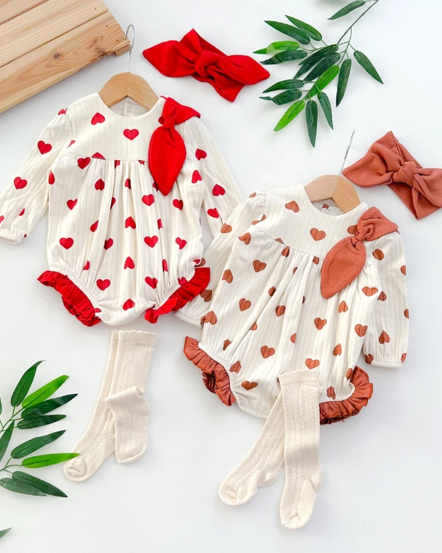 Bacakları fırfır detaylı kalp desen çoraplı mevsimlik romper