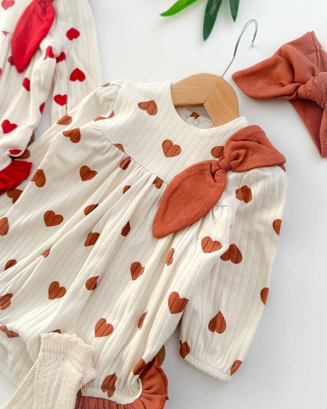 Bacakları fırfır detaylı kalp desen çoraplı mevsimlik romper