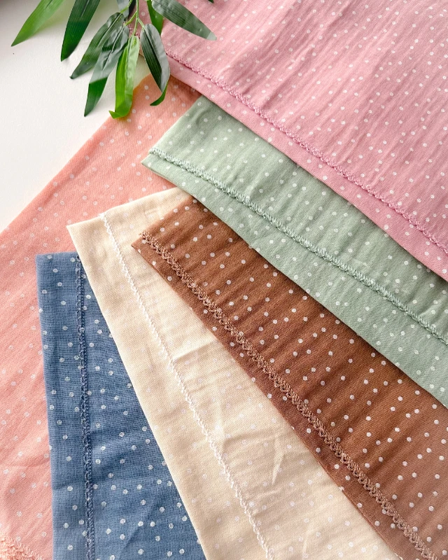 Benek desen kenarları oyalı tek kat muslin örtü (80*90)