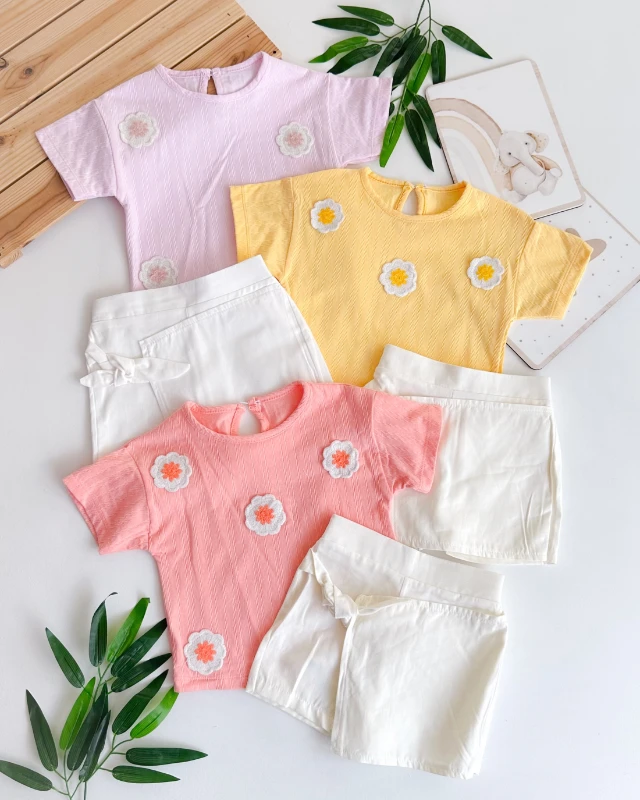 Motif papatya işlemeli arkadan düğme detay keten şortlu yazlık 2 parça takım 