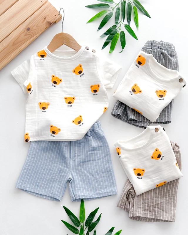 Hello bear face omuzdan ahşap düğme detaylı çizgili şortlu yazlık 2 parça set 