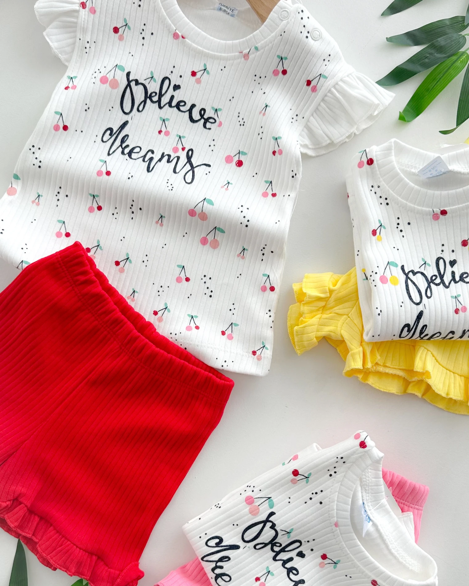 Believe dreams omuzdan çıtçıtlı fırfır şortlu yazlık 2 parça set 